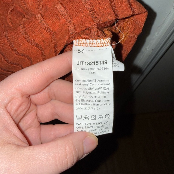 SHEIN Rust Ribbed V-Neck Tee - Picture 2 of 3